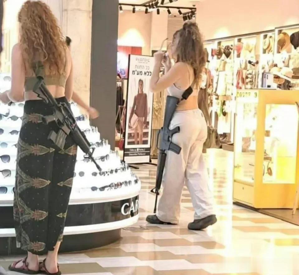 差距还是很大的。哈马斯正规武装的装备，都比不上以色列街头长裙，比基尼美女的武器装