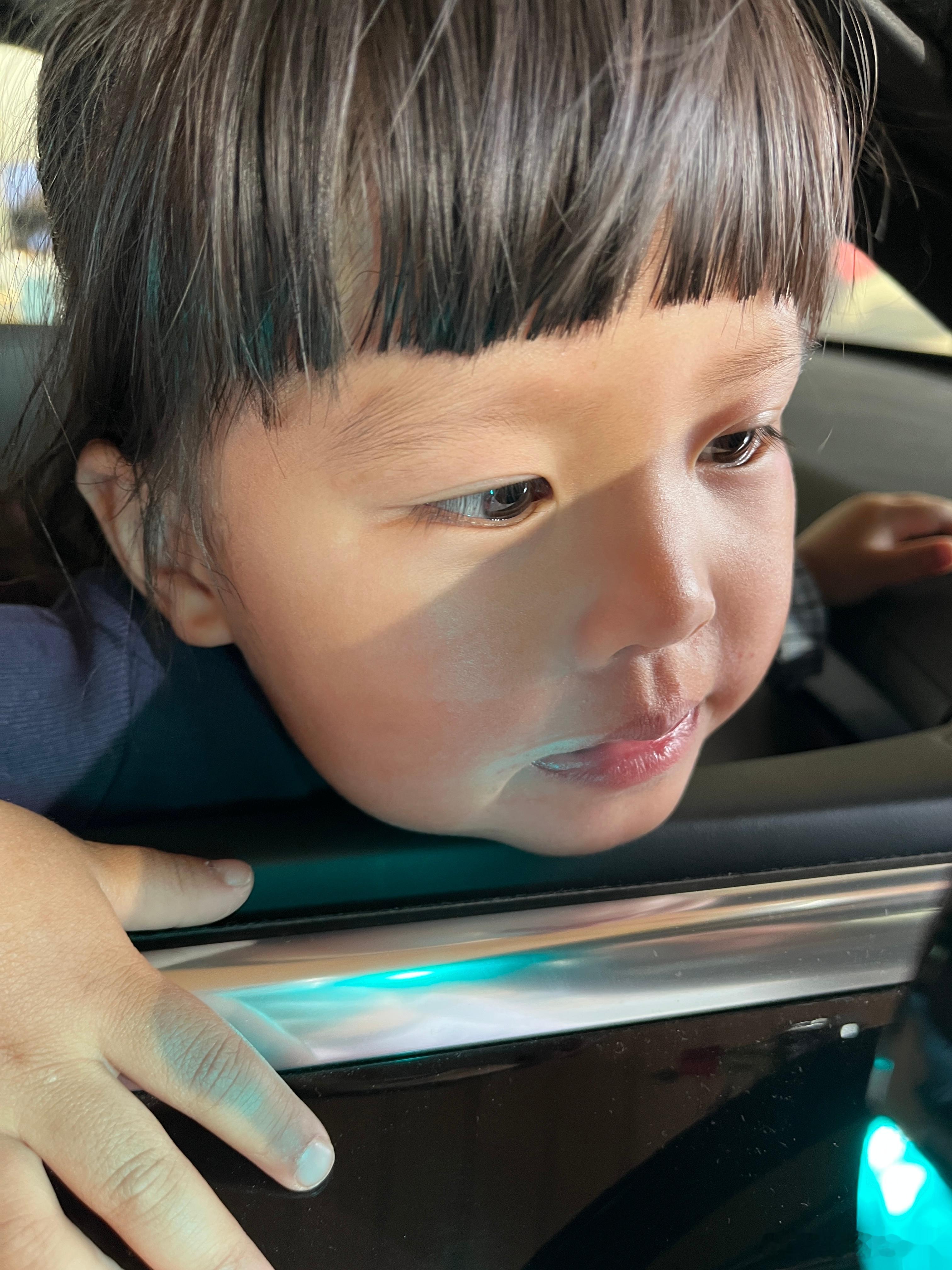 上学了，还上两个礼拜，就放寒假。还是小学放假早，早上邻居说，孩子明天就考试。柠宝