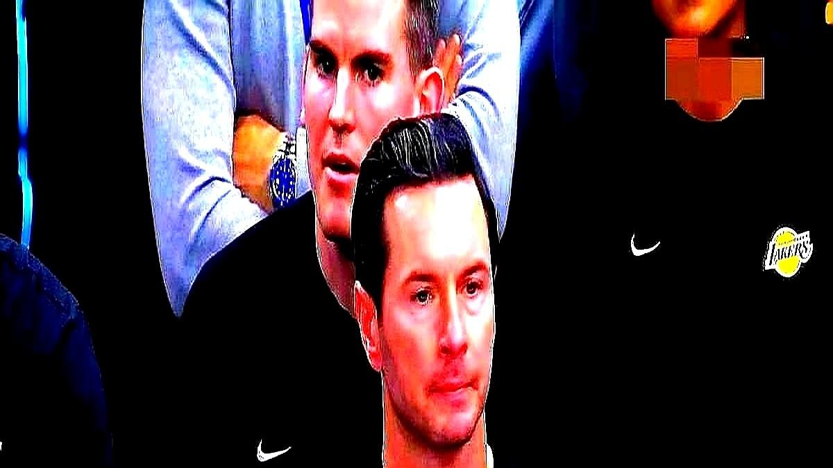 标题：艾顿伤退！雷迪克被逼出新招？湖人靠“小个子冲阵”续命？
艾顿一伤，雷迪克直