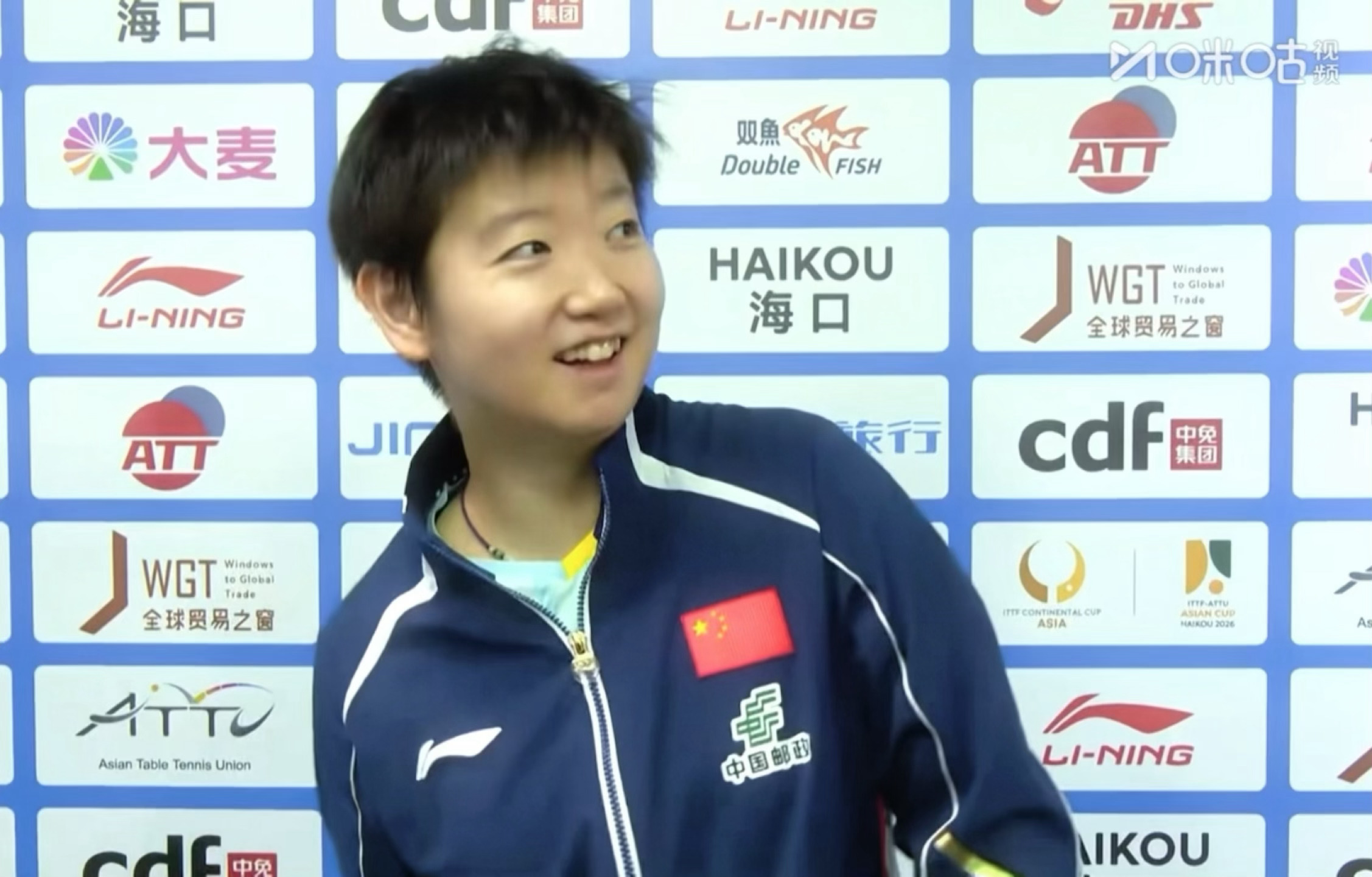 这个采访真是可爱晕了 就这么笑呵呵的走进来 马上说了半句不说了哈哈哈哈哈哈哈哈 