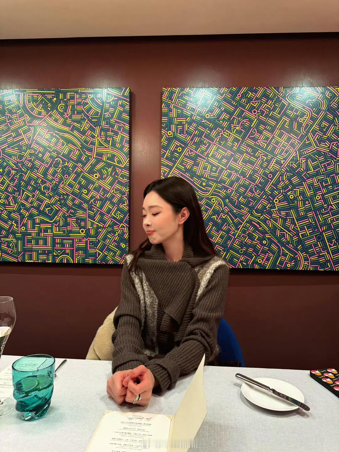 白敬亭宋轶同款餐厅 白敬亭宋轶好像去同一家餐厅打卡了，两人身后的背景墙一模一样。