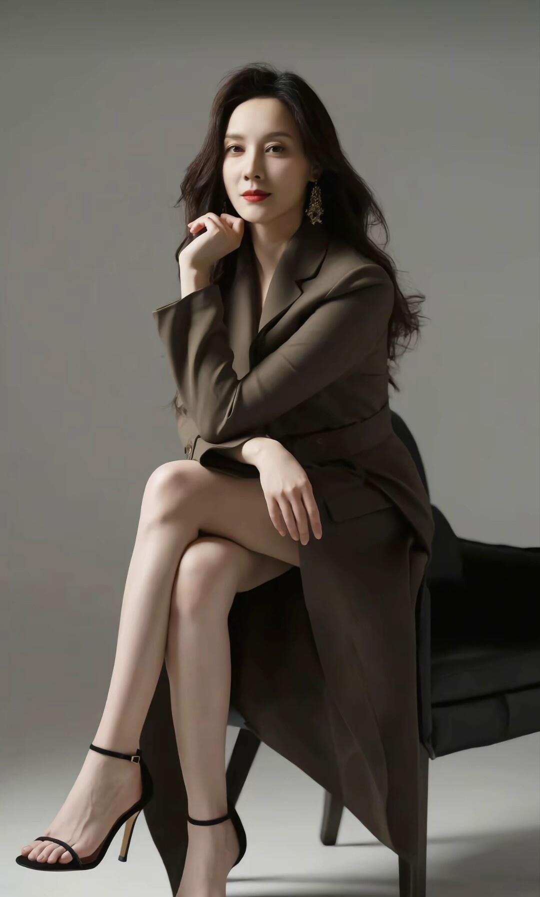 优雅气质，时尚穿搭，自信女神风范！