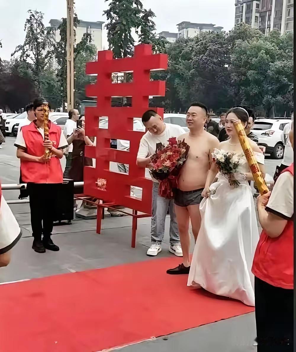 恶俗婚闹，到底尴尬了谁？
近日，四川
新娘新郎结婚的大喜日子，一帮人起哄架秧子婚