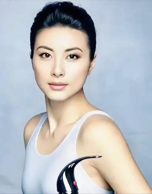 最近街坊邻里闲聊，总绕不开郭晶晶。不过这次没人再提她跳水拿过多少金牌，大伙儿都在