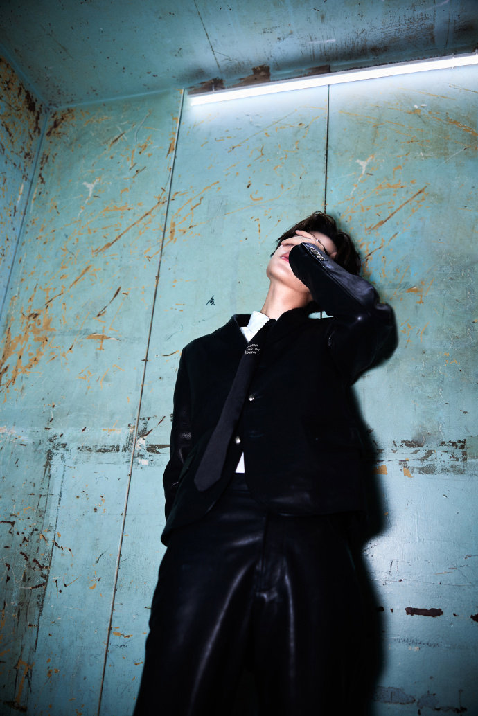 黄明昊粉色袖扣，黄明昊黑西装粉色花朵扣，满分帅气的小贾上线啦，期待住和你的现场的