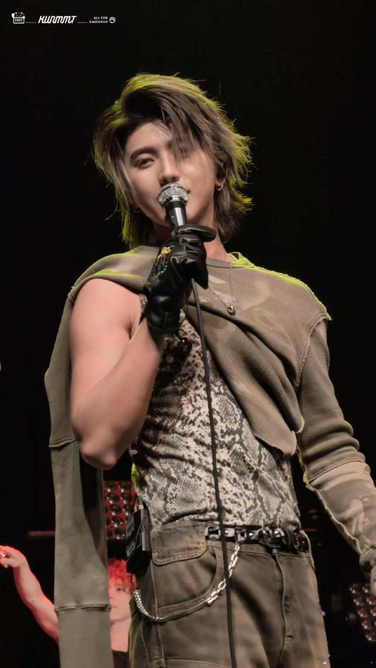 谁教蔡徐坤这样穿衣服的 蔡徐坤太帅了！蛇纹内搭搭配单袖外套，野性又前卫的设计让人