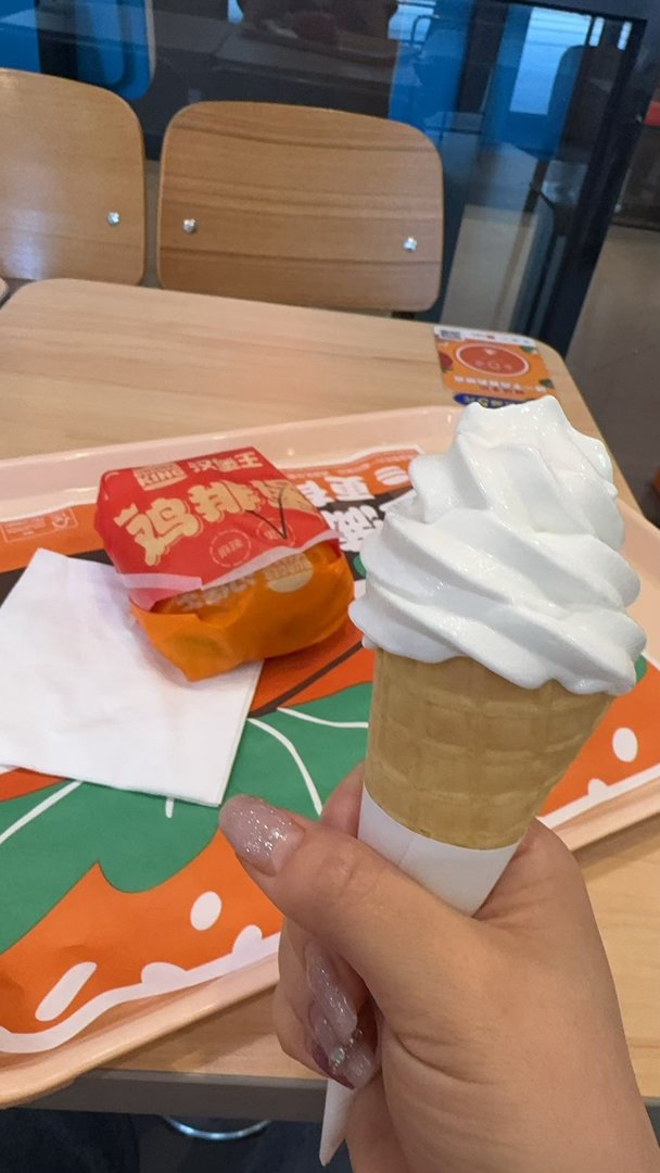 我不想上班我就在楼下汉堡王偷懒暴饮暴食