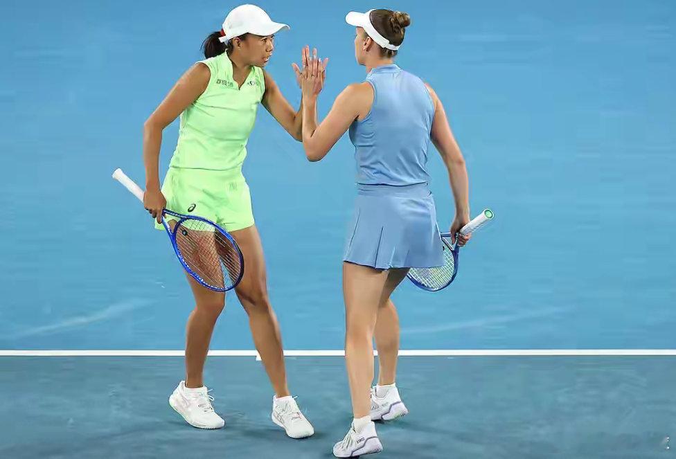 2-0横扫！张帅携手梅尔滕斯挺进澳网女双决赛 解锁两大成就张帅组合晋级澳网决赛 