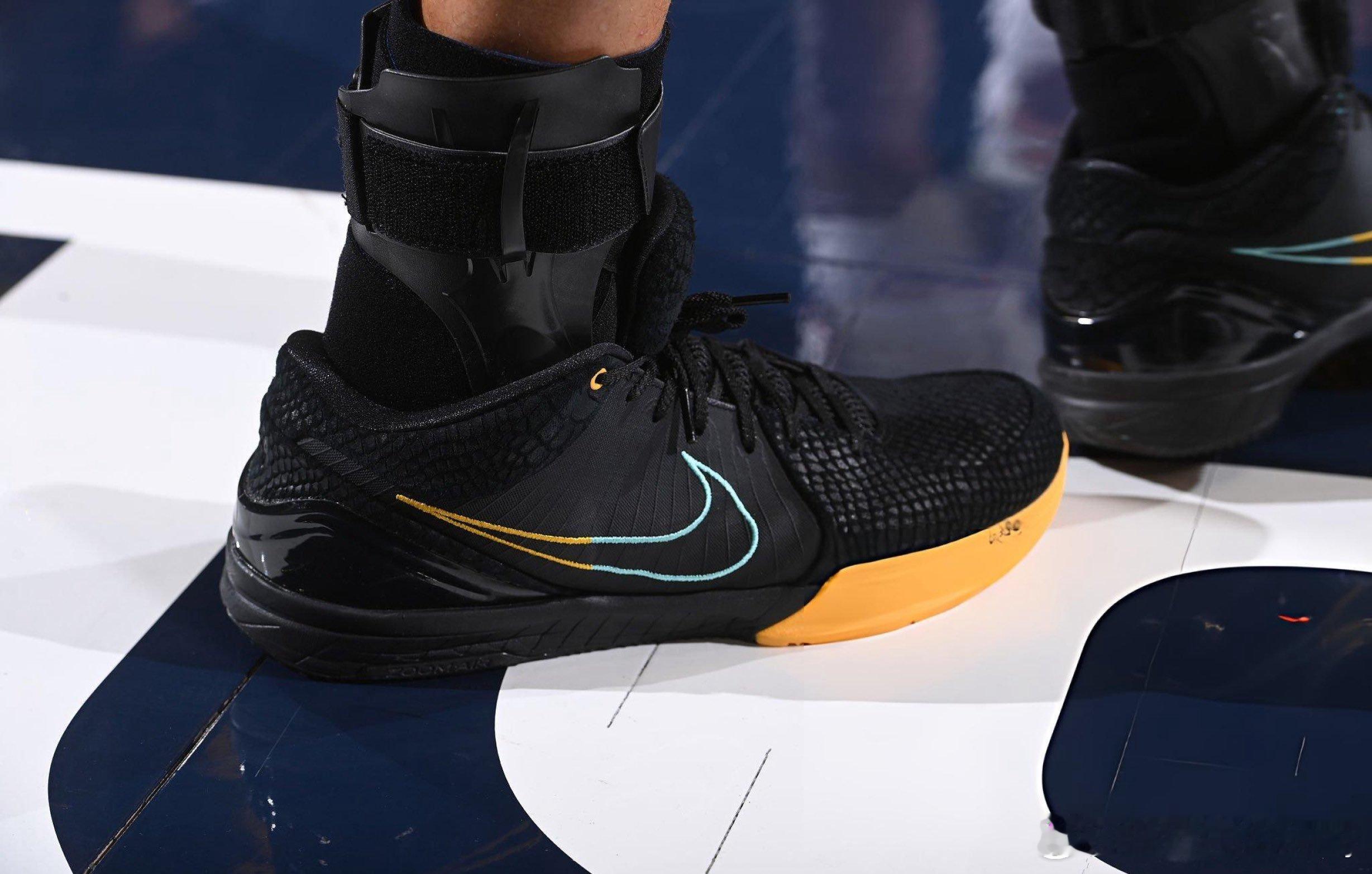 斯蒂芬库里对阵快船第82场收官战中，穿着Nike Zoom Kobe 4 Pro