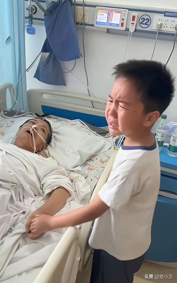 乖乖，这么小的孩子（5岁），到医院看到奶奶生病在床，泪如雨下，让人们看了不禁落泪