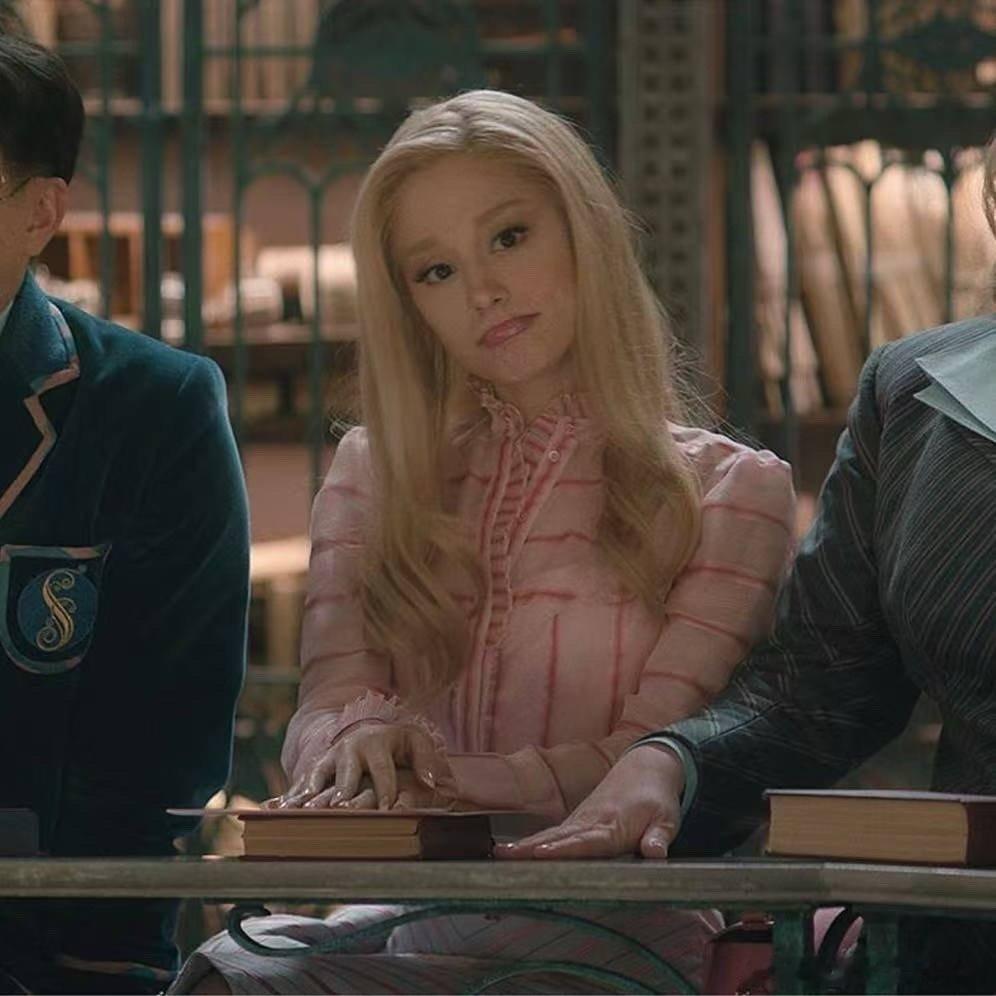 A妹粉嘟嘟的回来了  电影《魔法坏女巫》12 月 6 日登场，A 妹主演。唱演俱