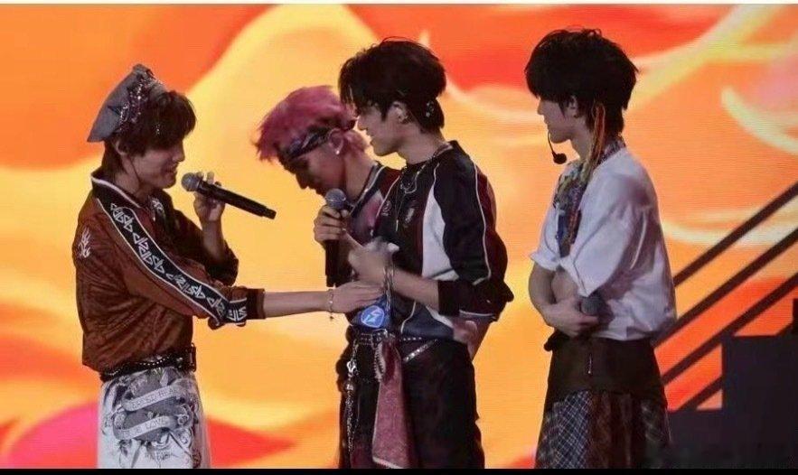 张泽禹摸张极腹肌张极对张泽禹说爱你 小手一摸，腹肌一亮，爱你一出口，画面瞬间从兄