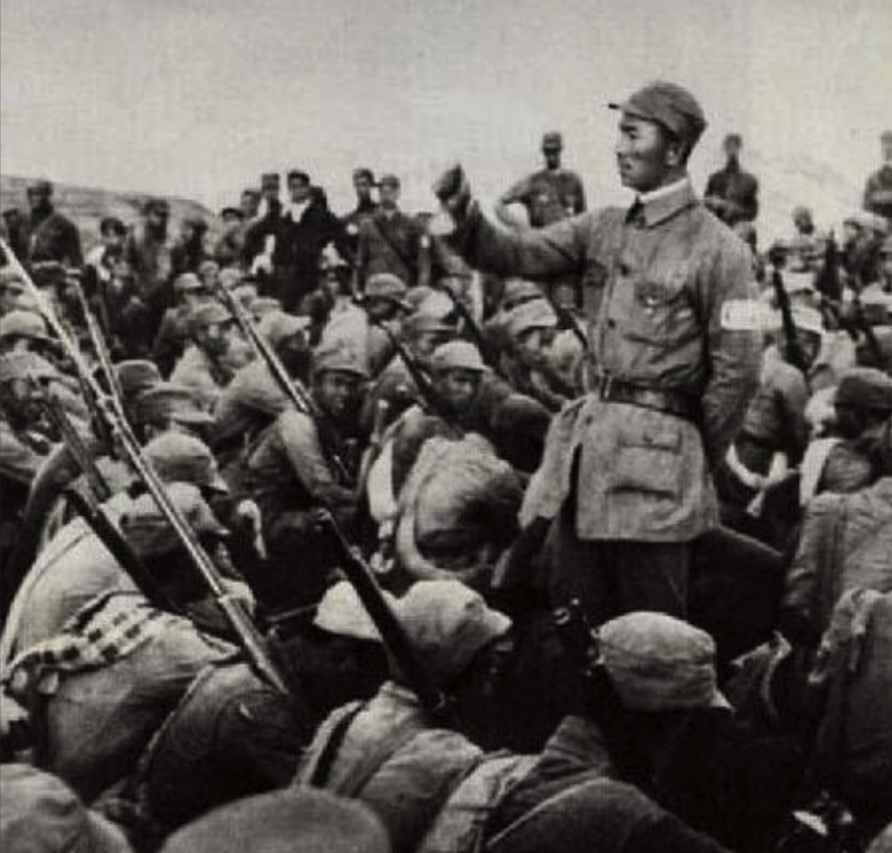 1941年的一天，386旅旅部炊事员，挑着扁担去河边取水做早饭，看见地上有不少奇