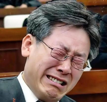 韩国还是向美国屈服了，李在明表示韩国将会加大对美国页岩油的购买力度，现在美国成了