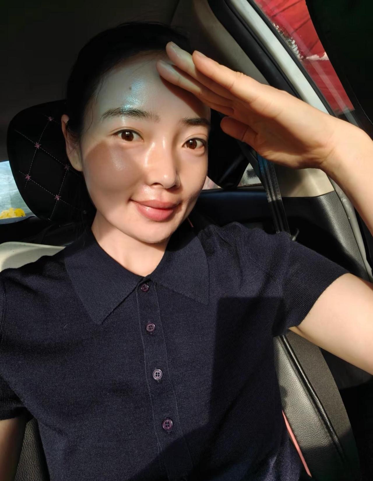 我穿的了柔情的碎花裙，我也能驾驭得了深情的polo衫，独立女性的柔情和深情都只会