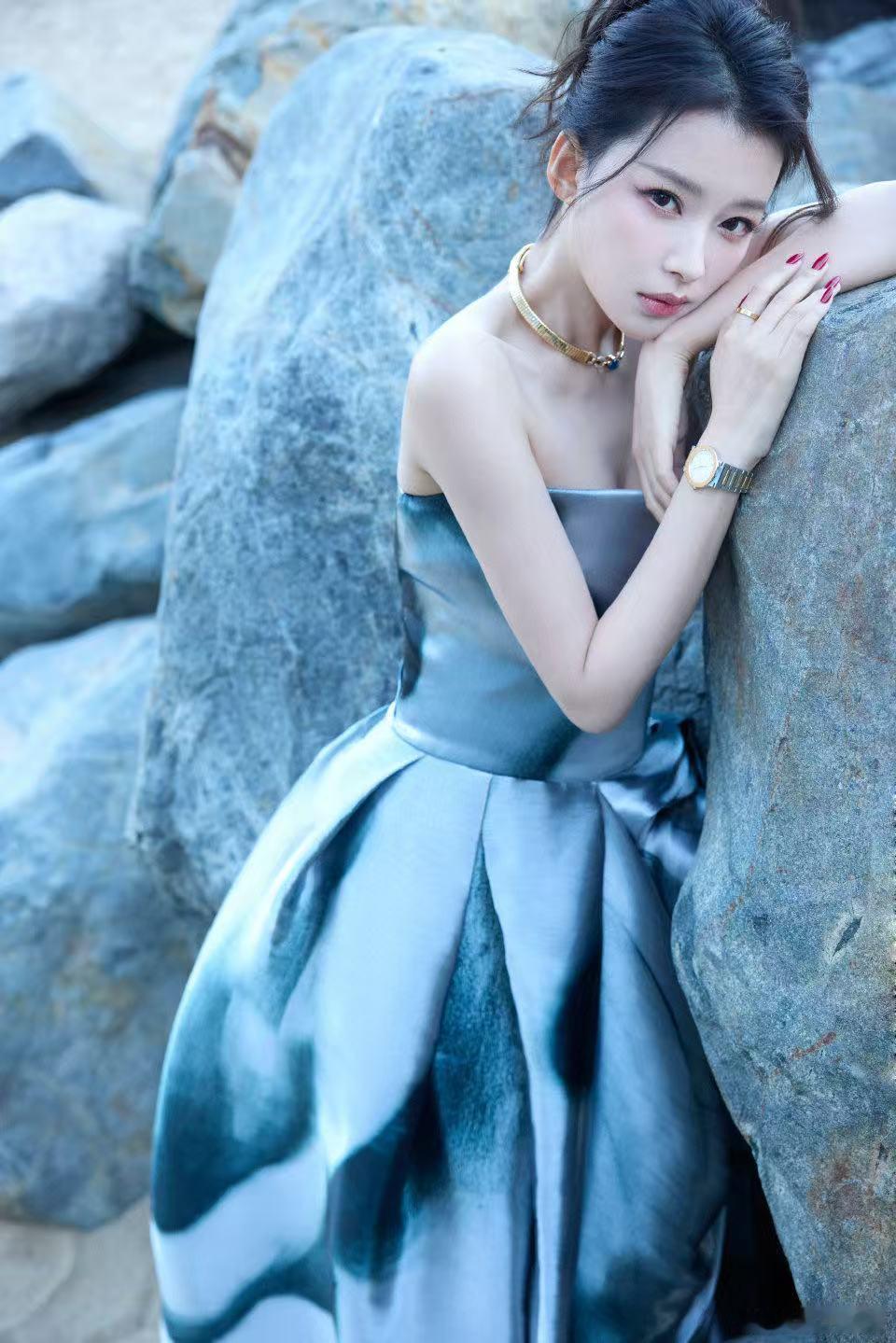 孙怡怎么把海浪穿在身上 孙怡这波海边穿搭真是无敌了，银色抹胸长裙配上海浪背景，仿