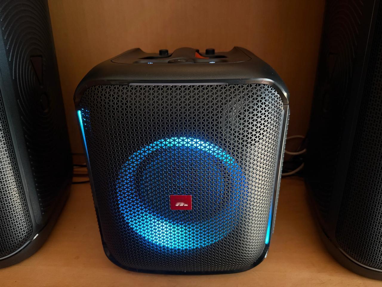 新买的jbl partybox欢唱版（带俩话筒），没想到小音箱可以发出那么大的声