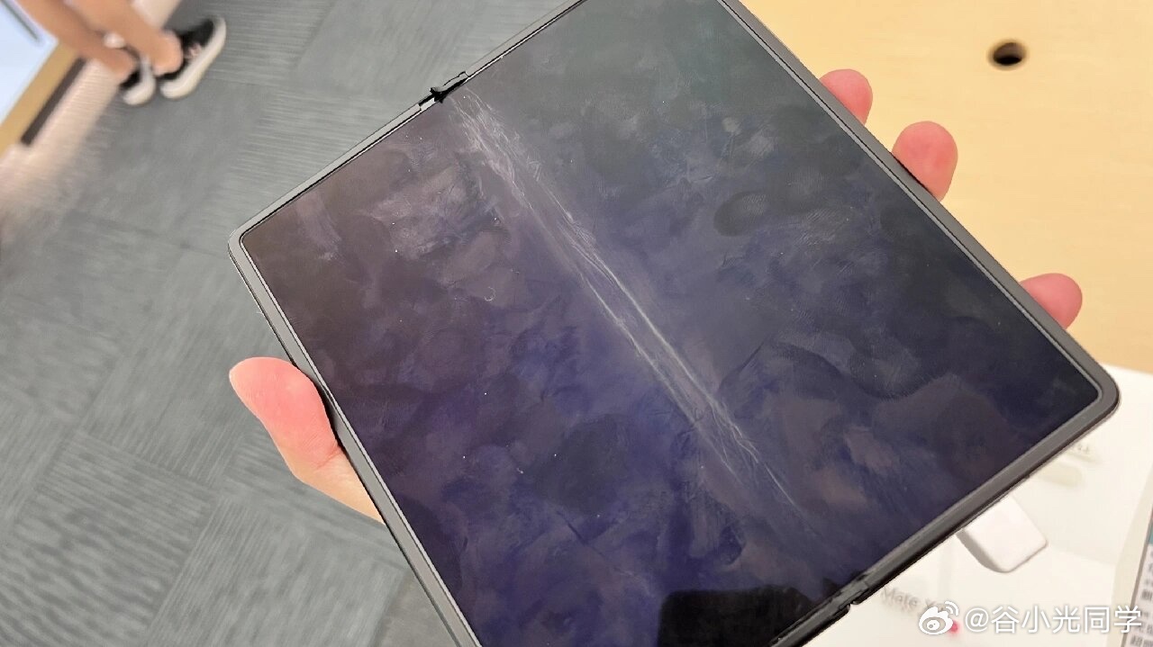 折叠屏价格下探 对折叠屏一直都不感冒。设计是挺好的，就是折叠中间的那个痕迹太深了