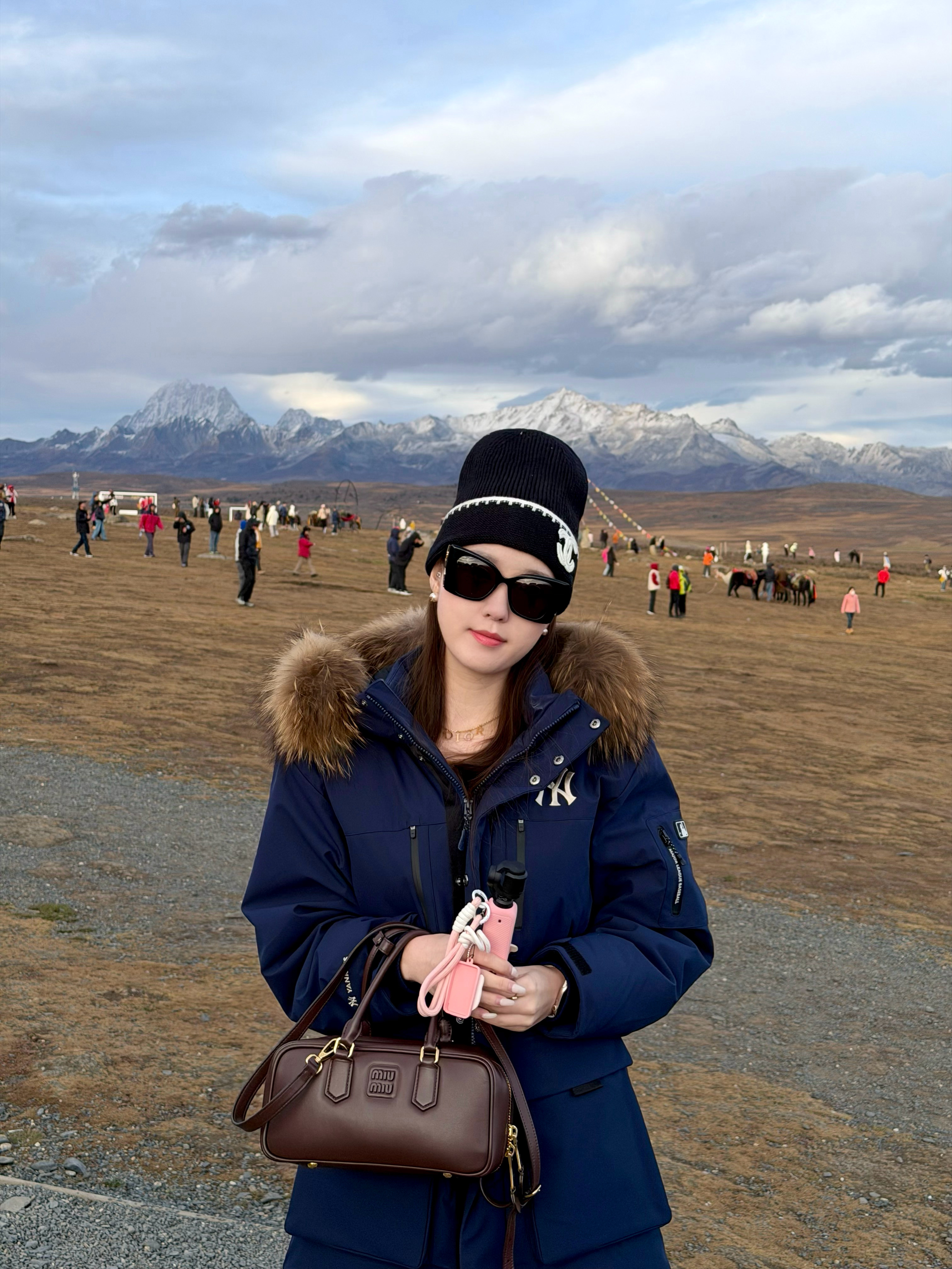 看到了日照金山就会一直幸运 这种震撼用语言无法形容 被雪山环绕 这一刻的我比国王