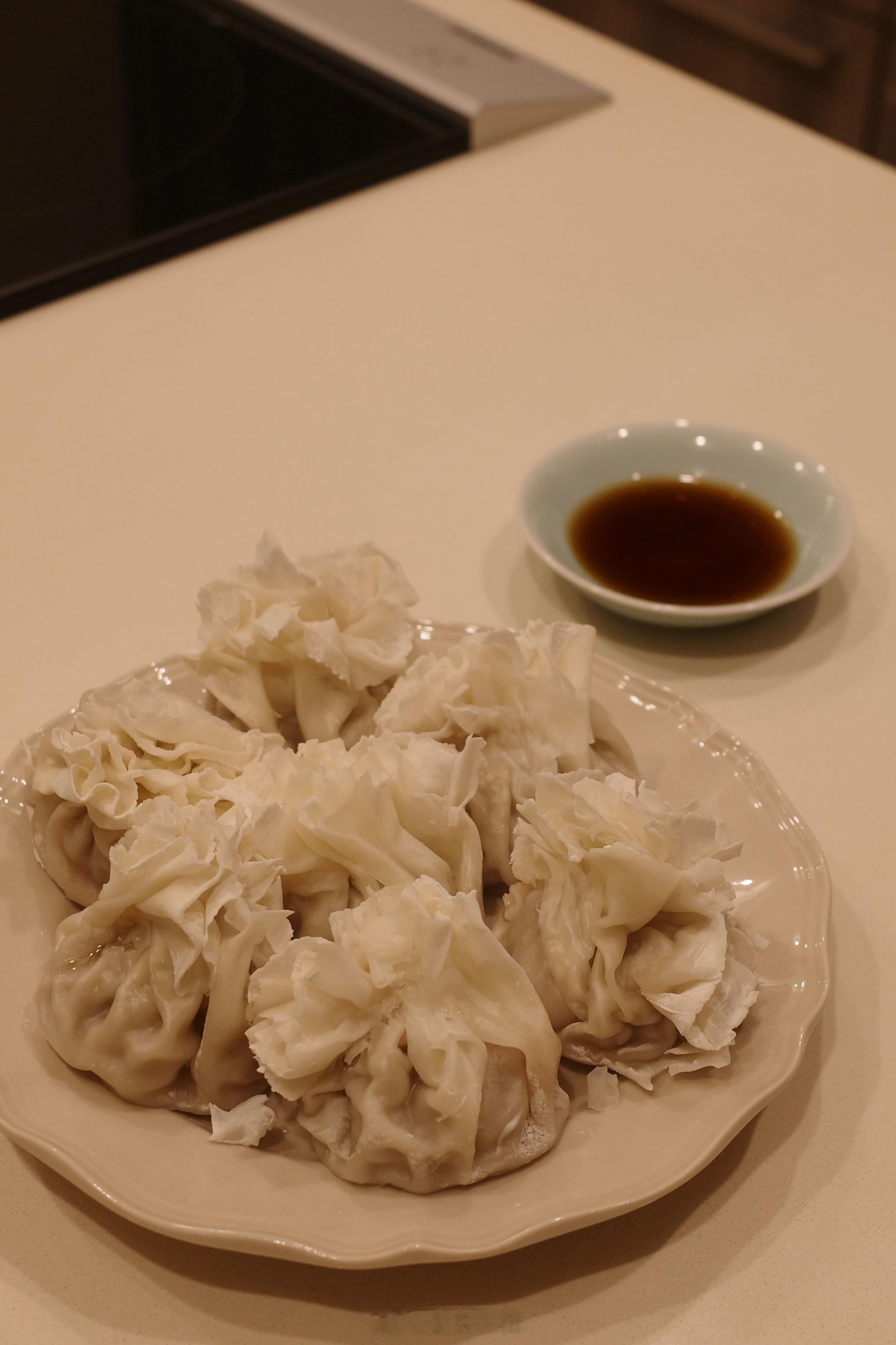 大晚上的蒸上了我们内蒙古早餐羊肉大葱烧麦，德顺源的，还蘸了醋谁懂烧麦尖尖的干面粉