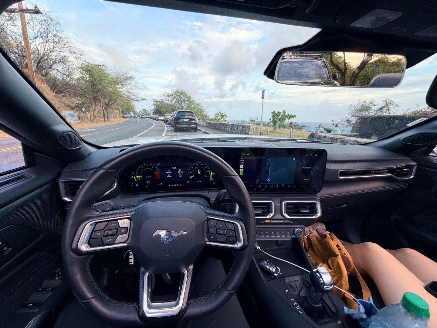 开着野马2.3T跑了跑山，一个优点都没有。转向和前轴的反馈都很模糊，变速箱蠢还完