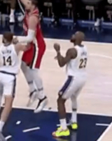 截图看祖巴茨受伤瞬间。图1祖巴茨起跳时和詹姆斯隔着一个身位。图2祖巴茨在空中突然