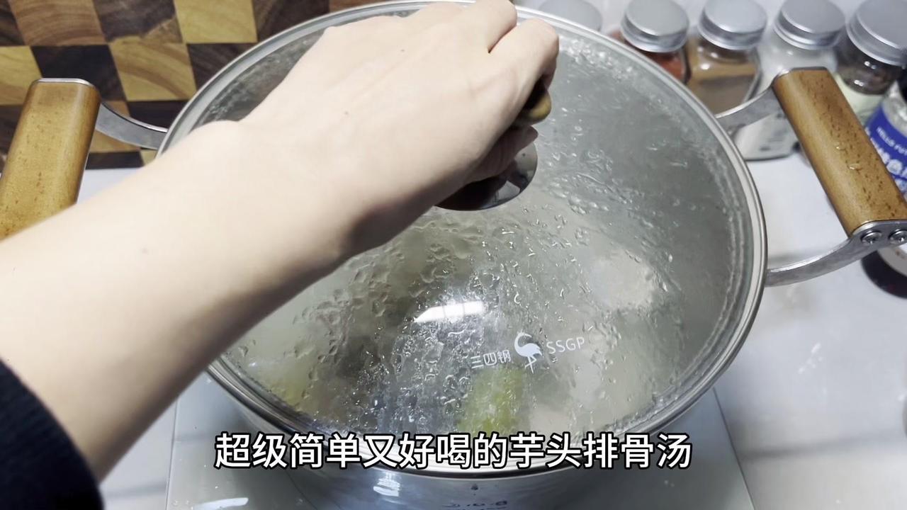 芋头排骨汤做法真的超简单，手残党也能轻松get！
1️⃣肋排冷水下锅焯水，加葱姜