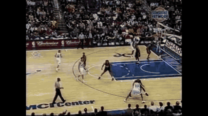 40岁的乔丹仍旧能晃倒戏耍热火3号后卫[赞][呲牙]