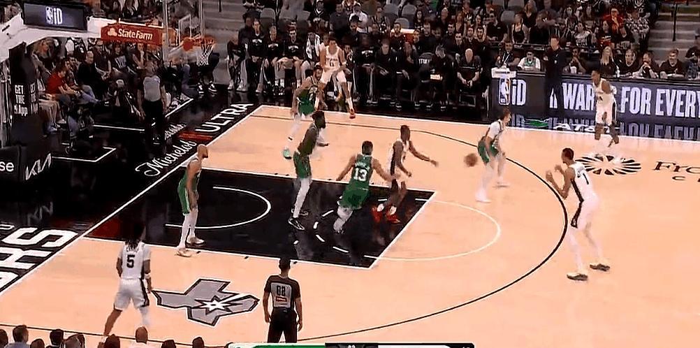 2米24的内线球员，单场扔进8记三分你敢信？
 
2026年3月10日马刺主场1