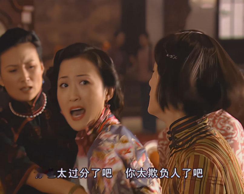 除了金太太和金铨，整个金家也就四姐能制住三少奶奶了。
#金粉世家#
