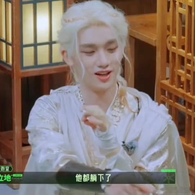 丁程鑫胆小转移给了杨超越开始推理吧 黑暗中杨超越被吓到，丁程鑫马上身后守护，大概