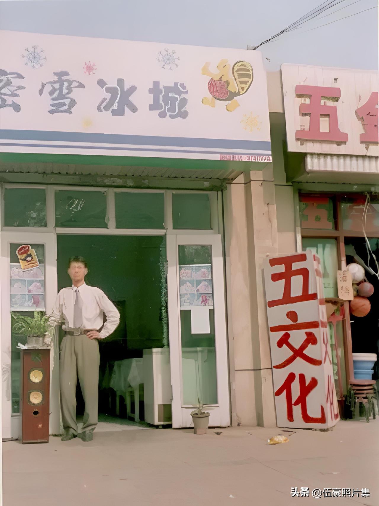 1999年，年轻的张红超在河南郑州文化路租下了一个小橱窗，开始了他的创业之路。这