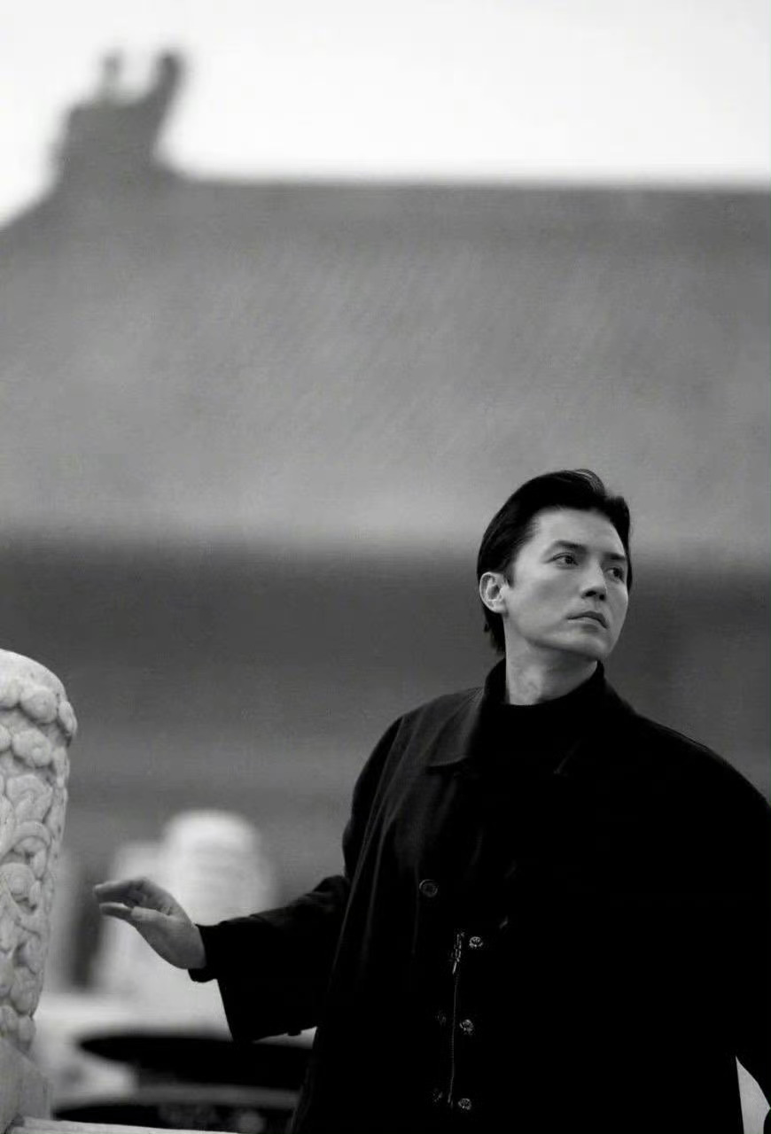 1996年尊龙重回故宫，仿佛从未离开。 ​（摄影师：郭建设） ​尊龙72岁生日快