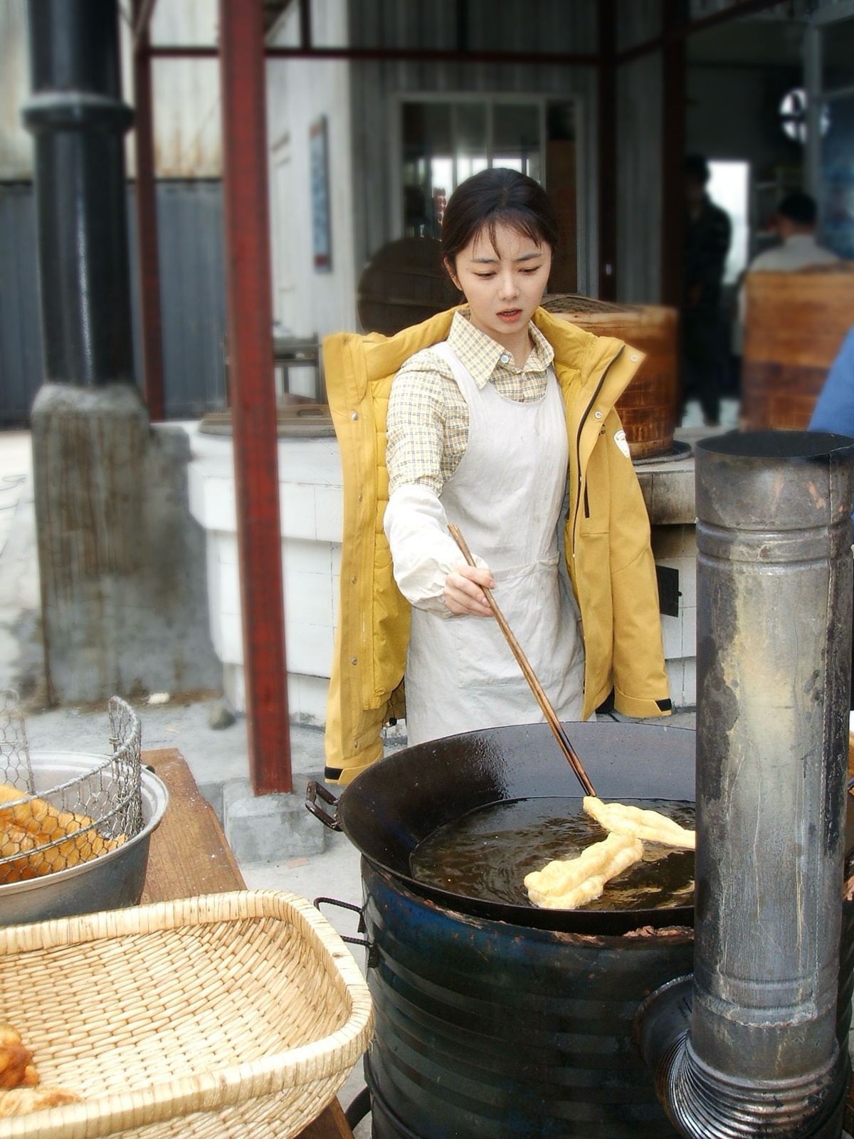 谭松韵🍚谭松韵我的山与海方婉之于细碎时光里认真干活中今日夜宵：方婉之牌大油条?