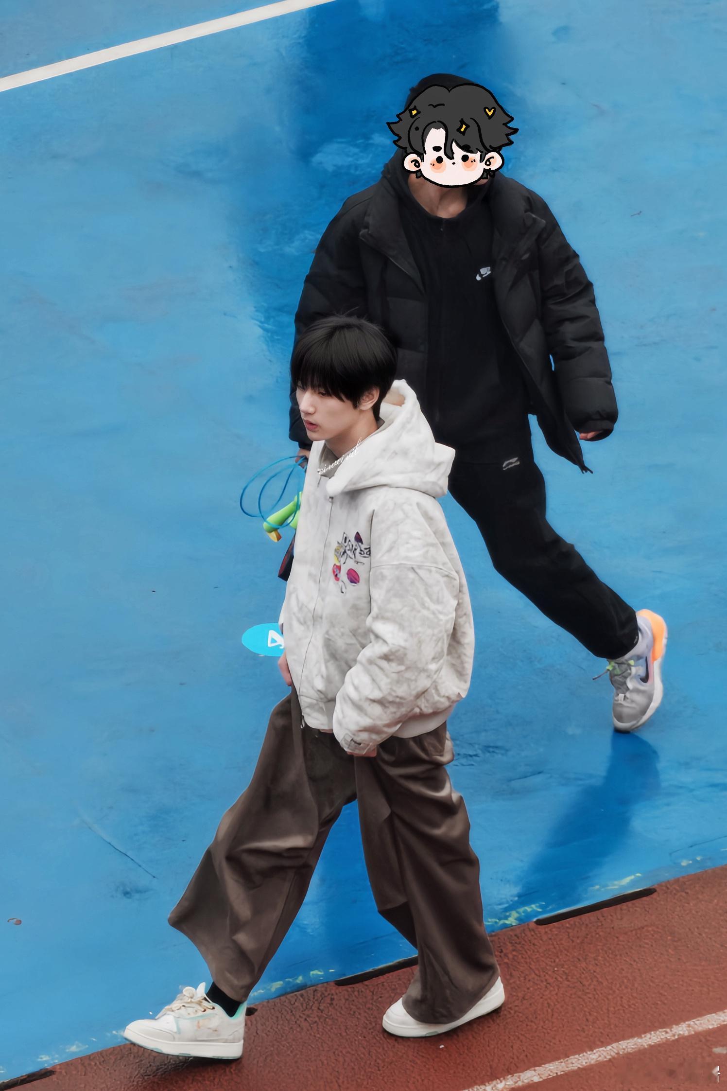 我哥哥怎么又在提裤腿 这么爱干净的男孩哪里找？ 