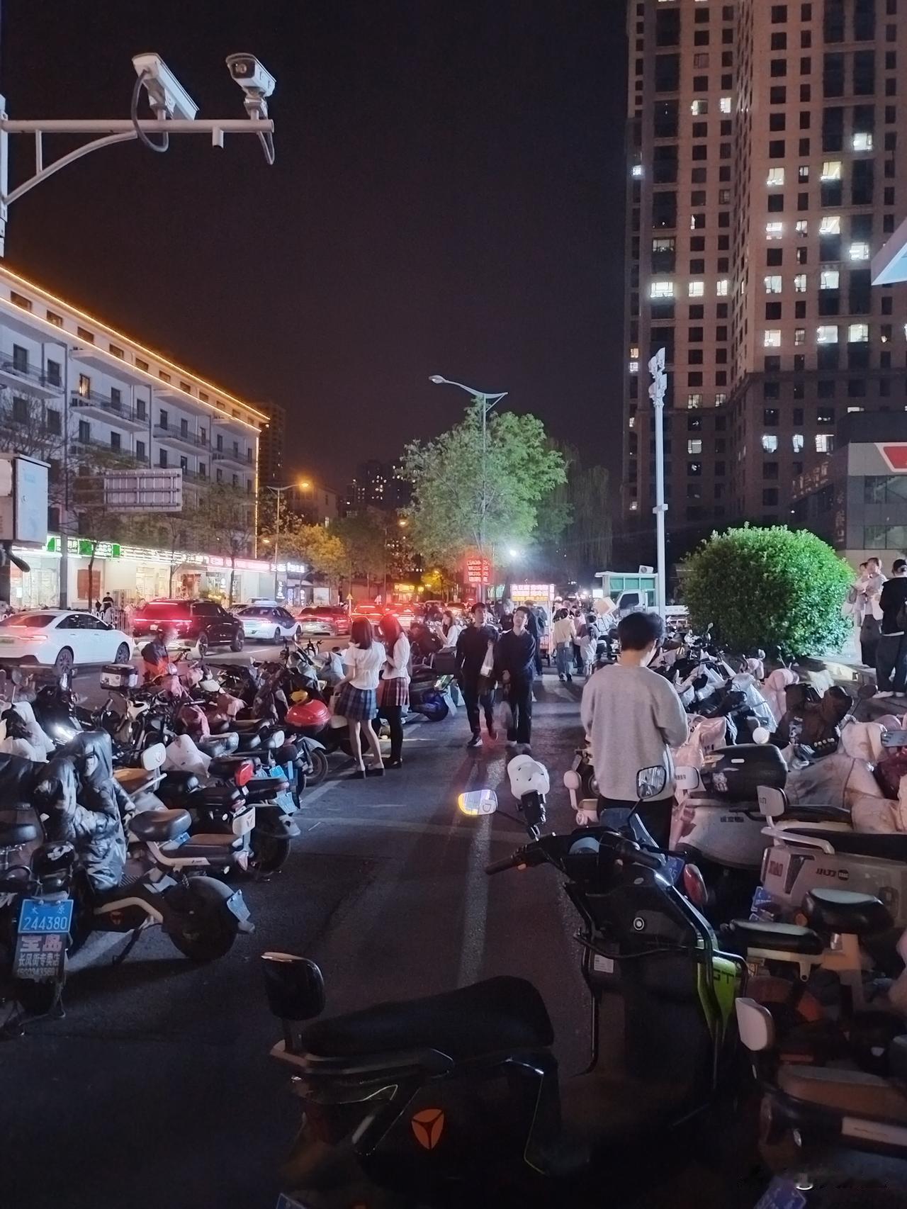 今天吐个槽吧。
太原市亲贤街茂业天地周围的电动车是不是需要认真治理一下了？
路过