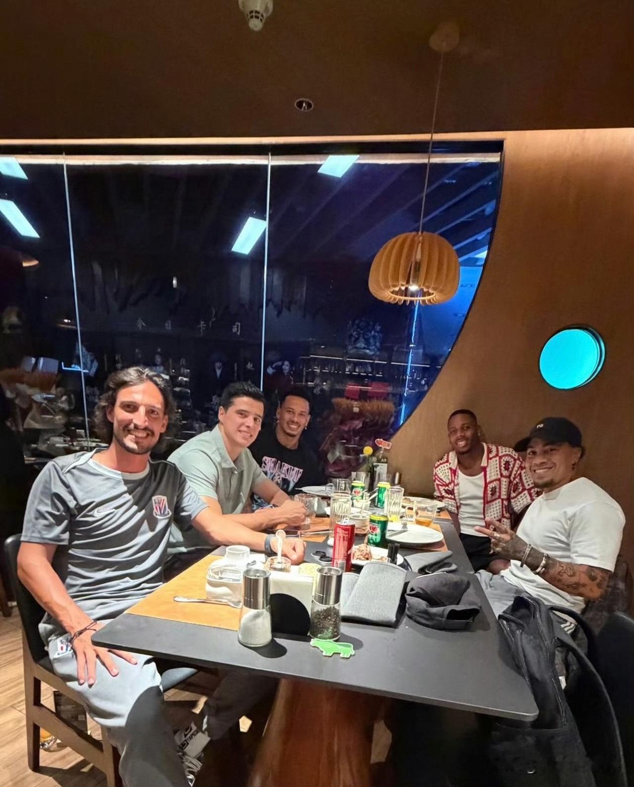 拉唐+特谢拉+马纳法，申花三将赛前聚餐。

申花三外援拉唐、特谢拉、马纳法昨晚小