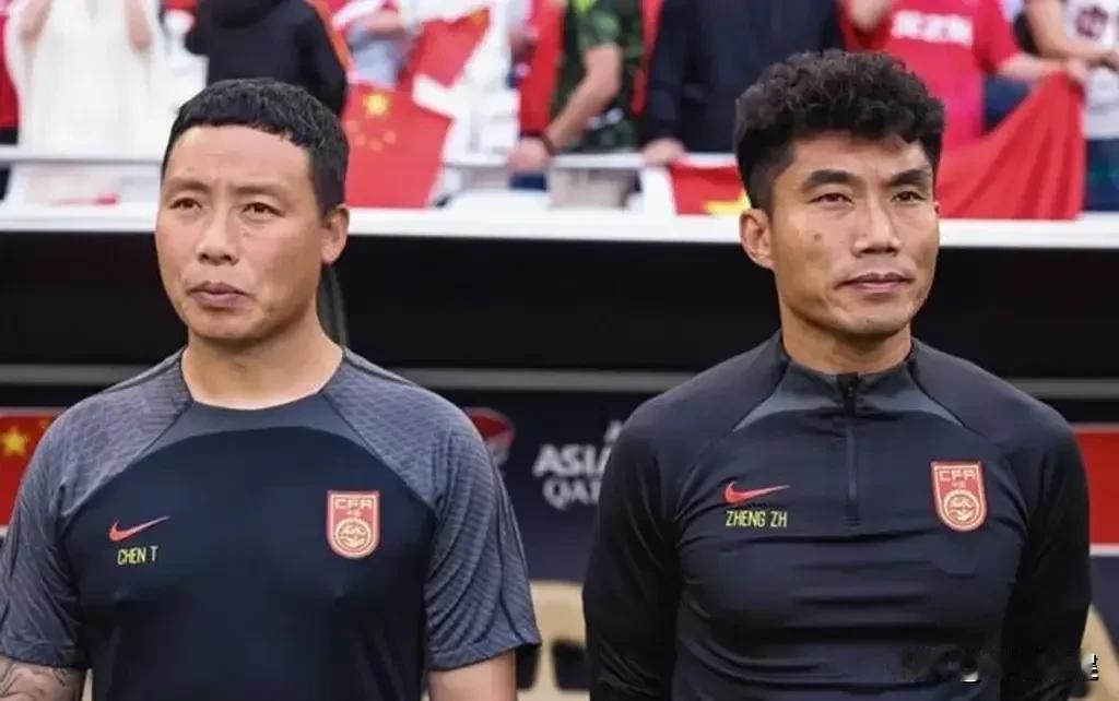 郑智留任，球迷意见高度统一！
据《每日新报》报道，国足中方教练郑智、陈涛等大概率