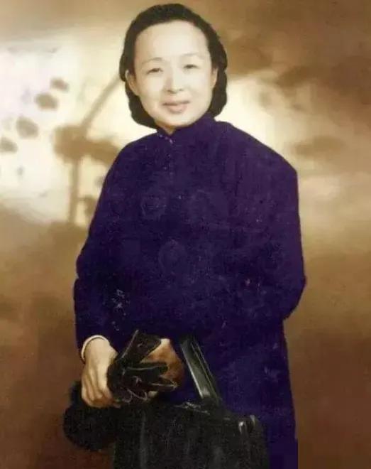 1949年，上海解放后，抗日名将谢晋元的遗孀生活困顿，就给陈毅写了一封求助信，陈