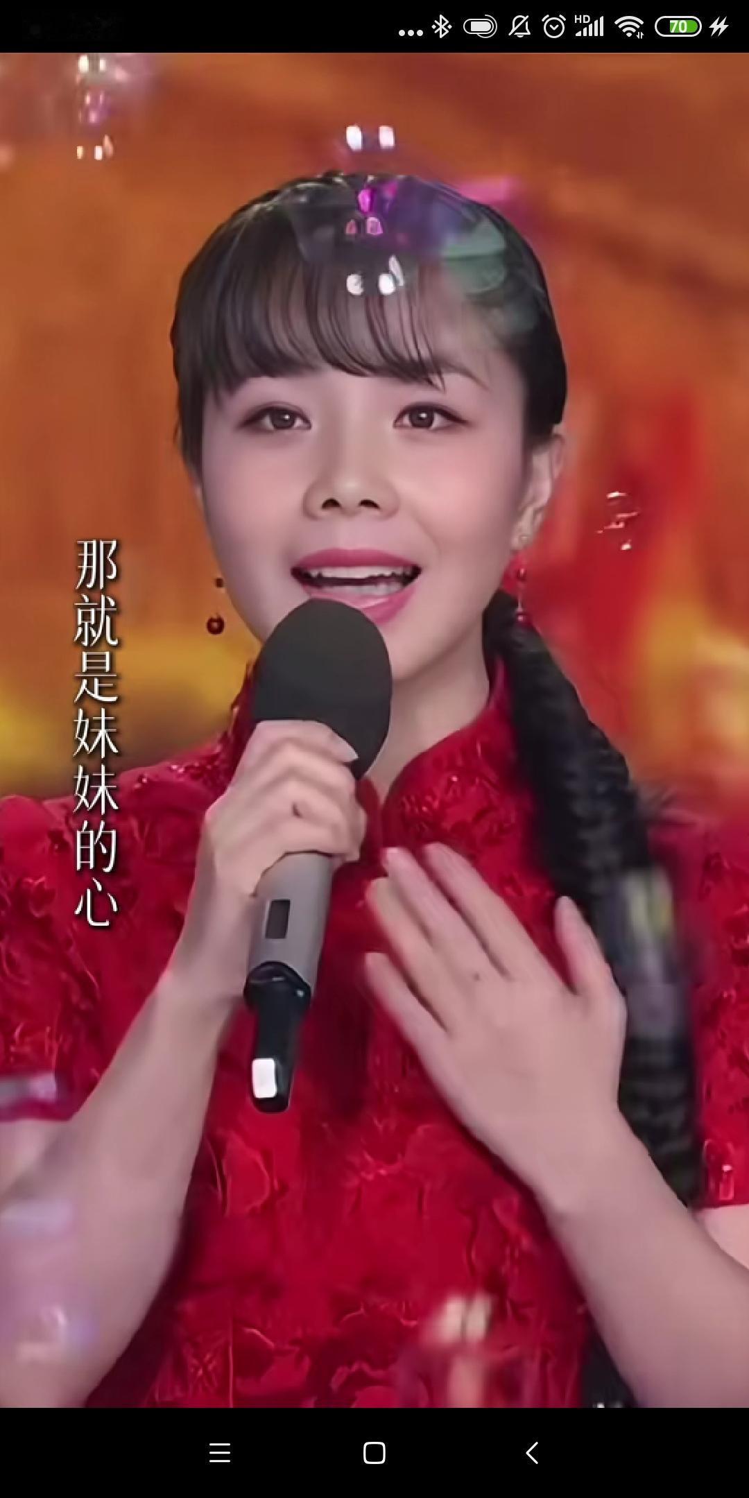 王二妮，堪称民歌界的“无冕之王”。她出生于陕西榆林的普通农村家庭，从小就对唱歌满