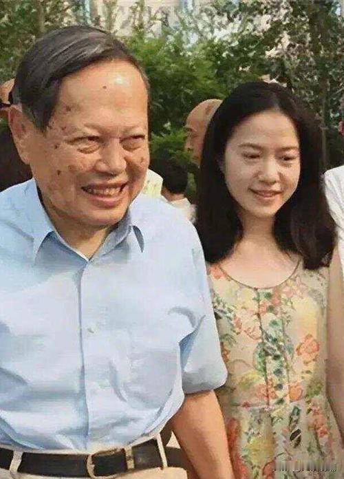 杨振宁和翁帆之间是否是真感情？用杨振宁接受采访时的话回应，时间可以证明一切，二十