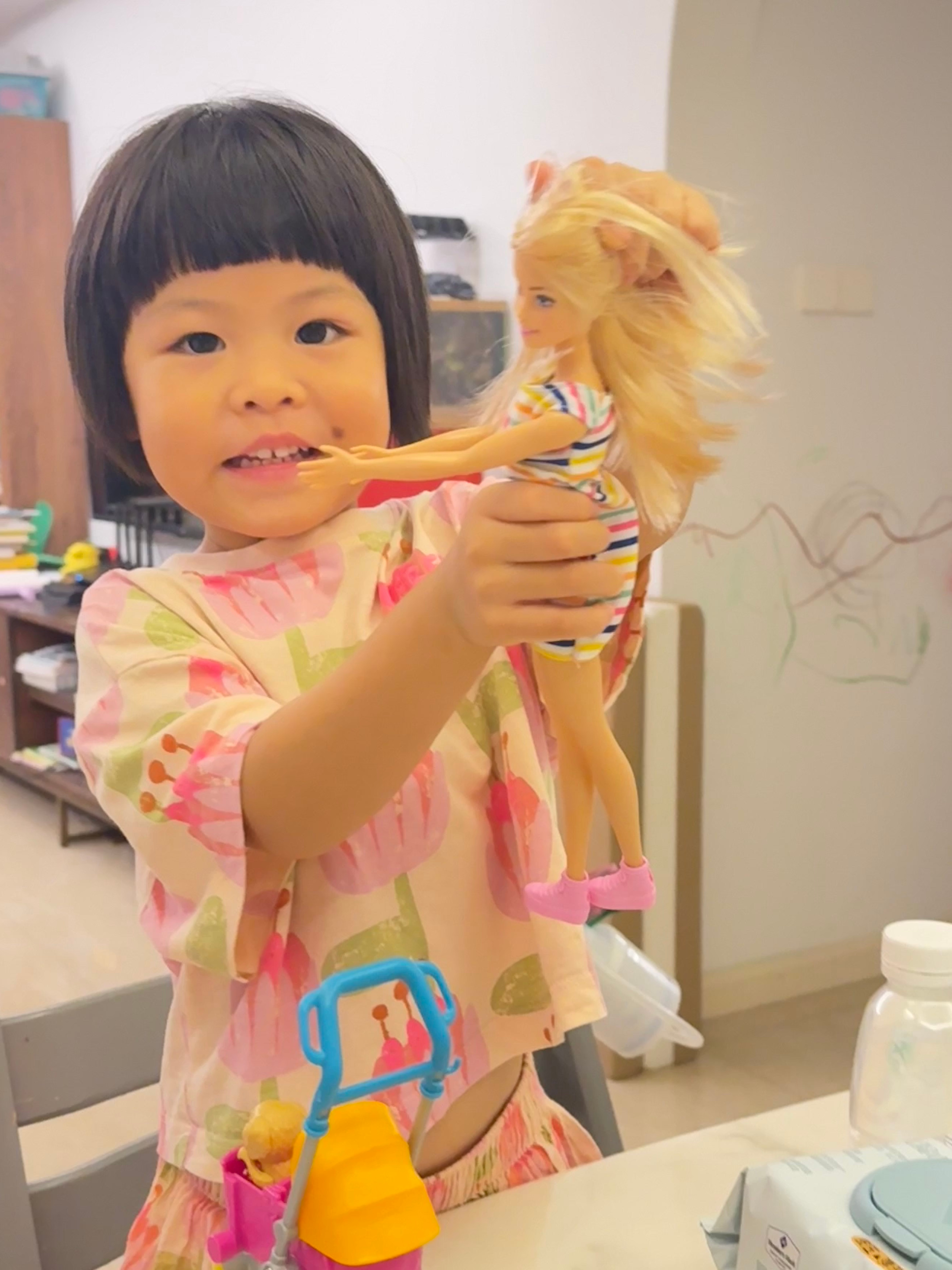 买的barbie球超爱，我服了球出生的时候爱丽丝给买了一个巨丑无比的吵闹玩具，球