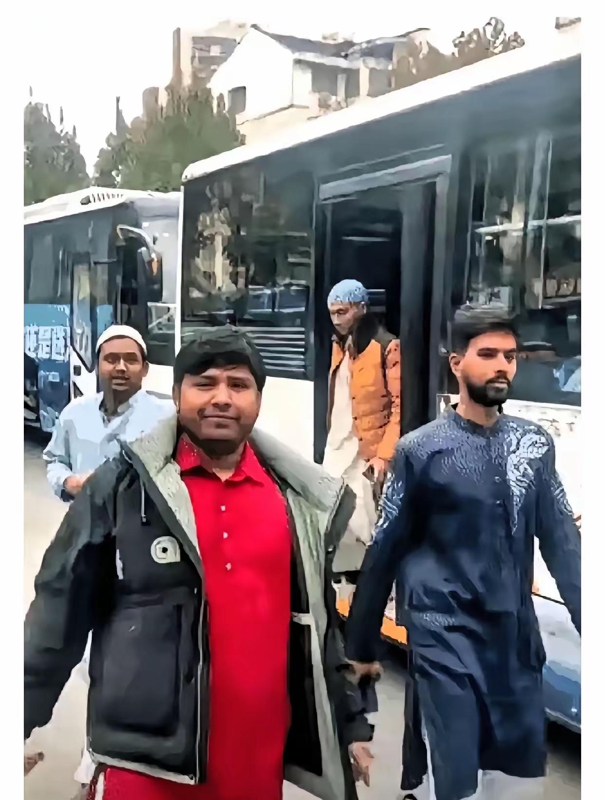 有网友说:国家如不管控，印度人在中国成主流了
​就在刚刚！又一批印度人来到东方大