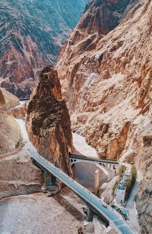 1953年怒江大桥建成时，一个排长纵身跳入江中壮烈牺牲
怒江大桥作为川藏公路的关