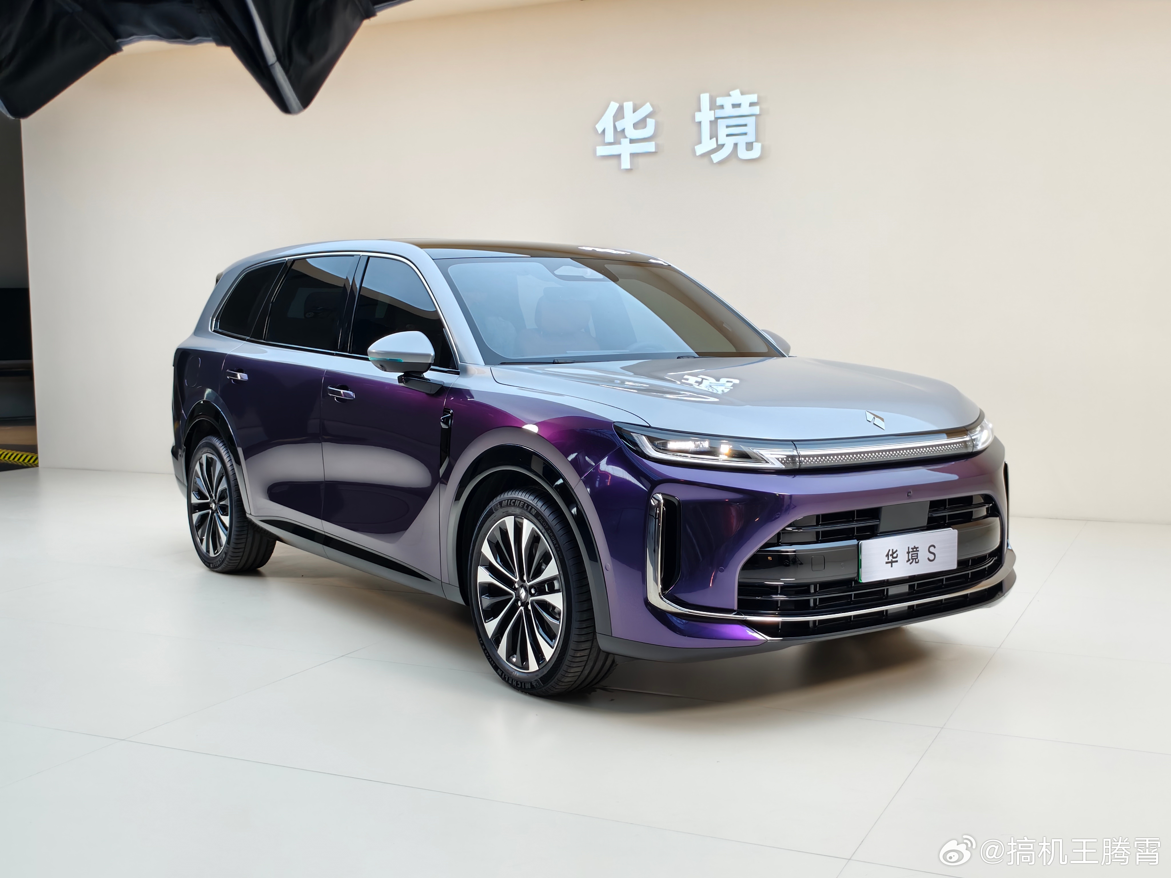 今天来看华境的首款车「华境S」，不仅是大六座，还拥有乾崑智驾ADA Pro增强版