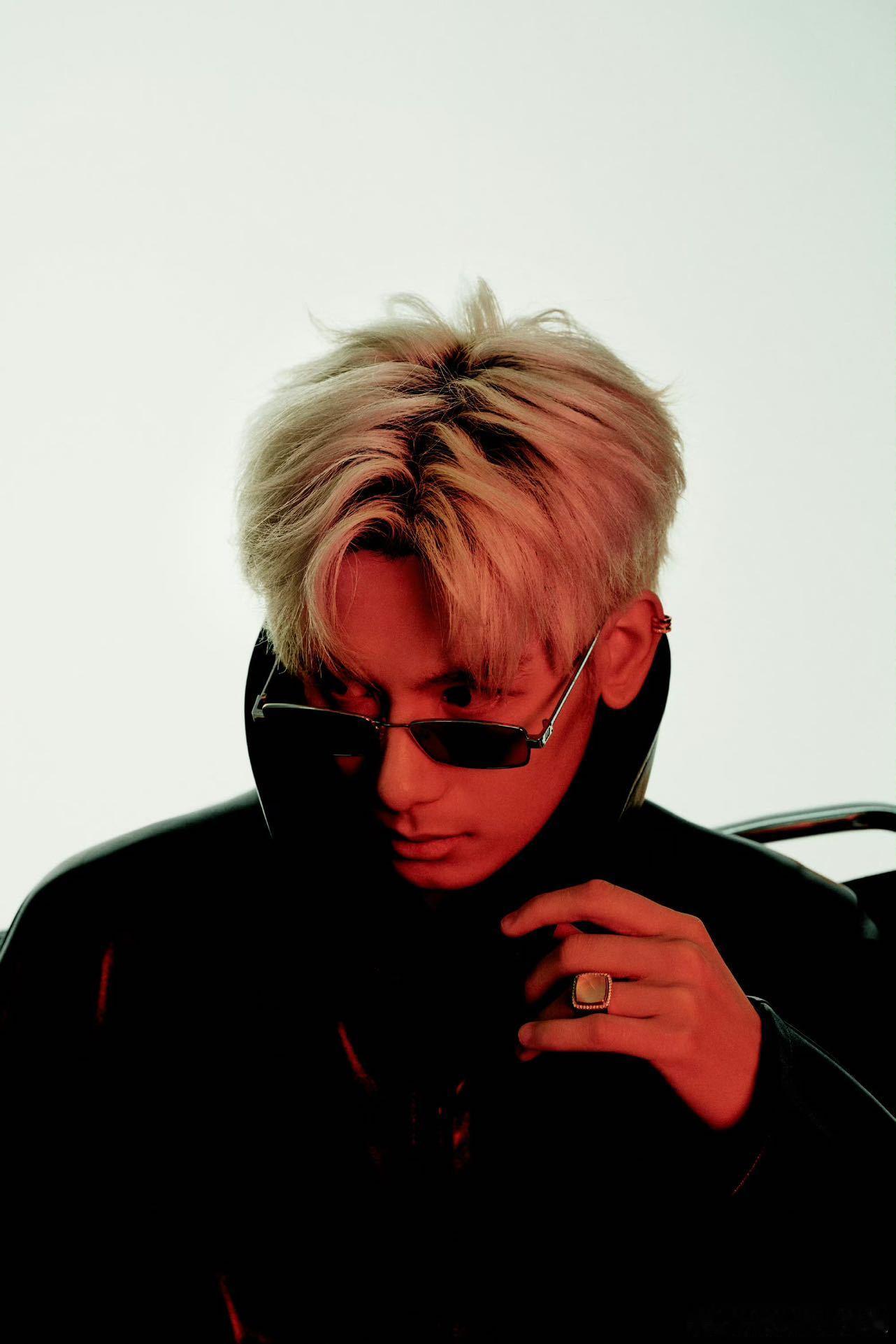 胡先煦又换新发色了阳光加持下的栗棕发丝超灵动，自带柔光滤镜，小狐狸既视感拉满，帅