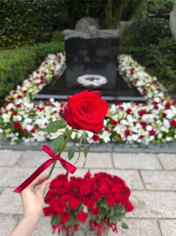 【On.cc】鄧麗君逝世31周年　世界各地歌迷筠園獻紅玫瑰「一代巨星」鄧麗君逝世