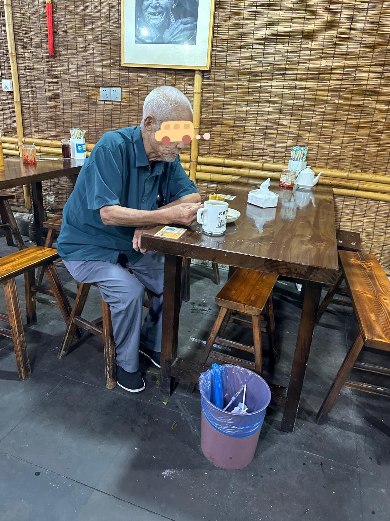 看金华游埠古镇这位95岁老人的生活
，才知道什么叫人生的天花板。老人家每天早上五