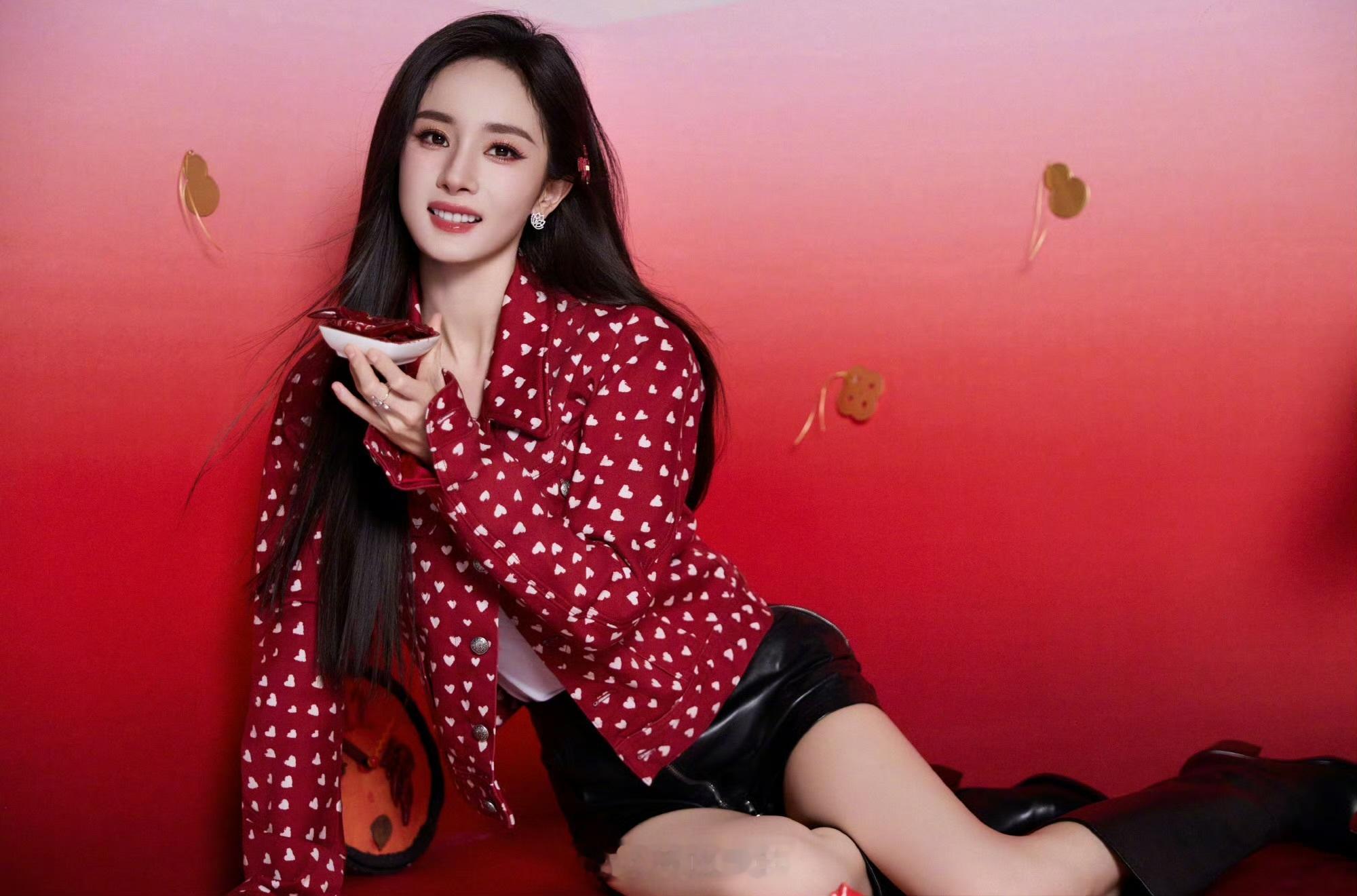 红白爱心波点夹克、秀大长腿又甜又辣——杨幂。每日明星美图分享