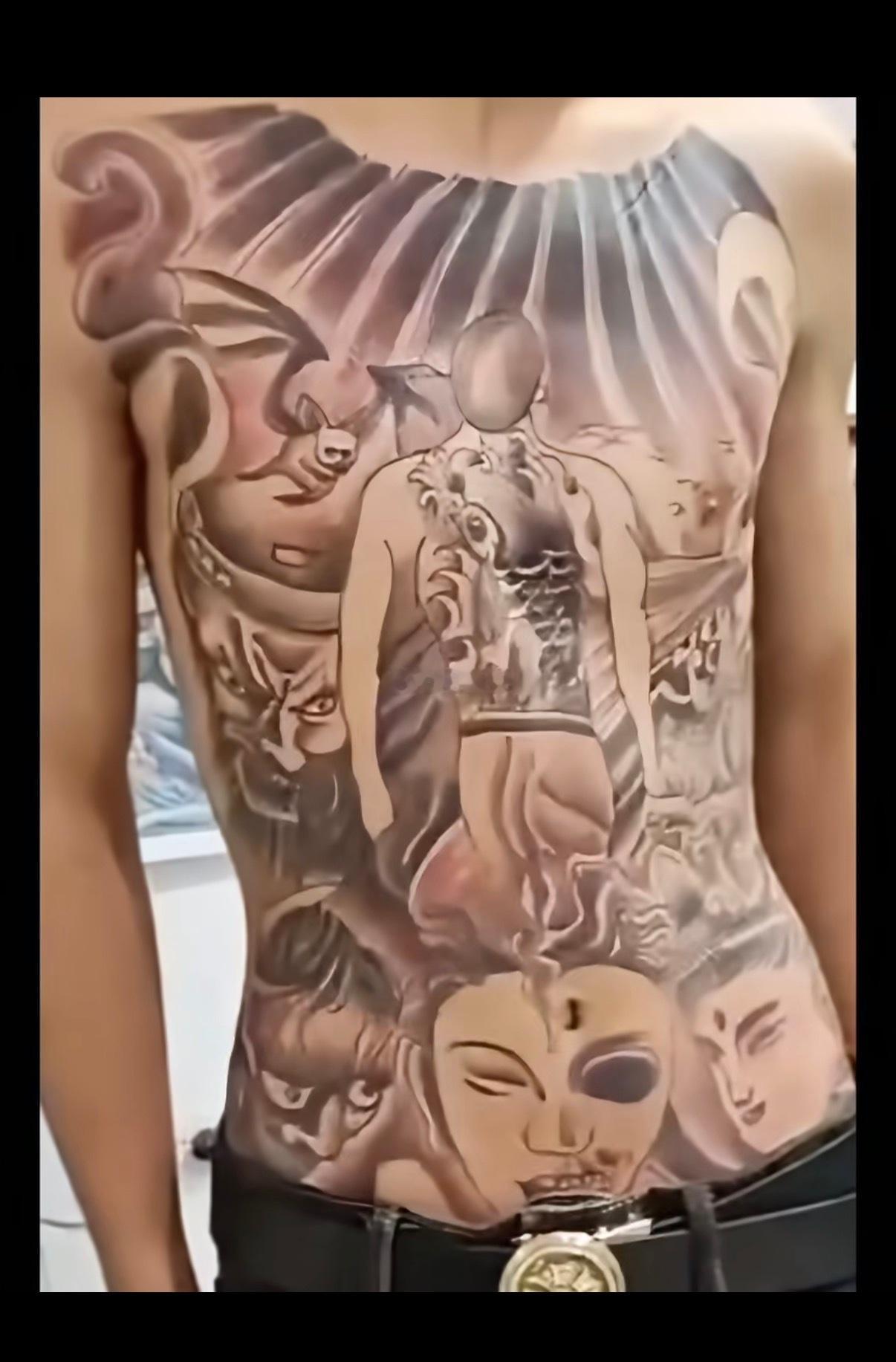 大晚上给我笑yue了 谁设计的 怎么会有这种图 还tm有人去纹 这不是满背图吗哈
